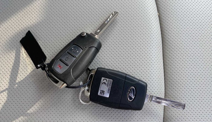 2021 Mahindra XUV300 W8 (O) 1.2 PETROL, Petrol, Manual, 38,036 km, Key Close Up