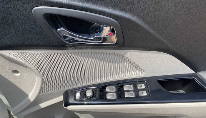 2021 Mahindra XUV300 W8 (O) 1.2 PETROL, Petrol, Manual, 38,036 km, Driver Side Door Panels Control