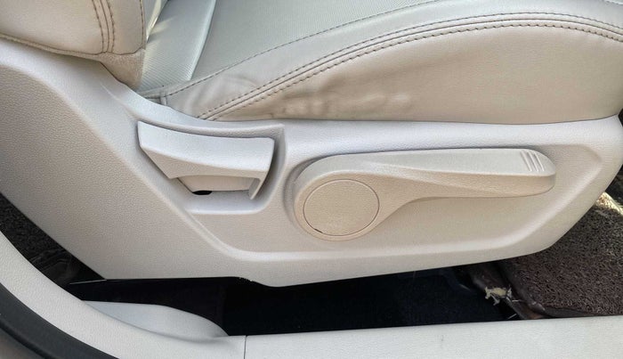 2021 Mahindra XUV300 W8 (O) 1.2 PETROL, Petrol, Manual, 38,036 km, Driver Side Adjustment Panel