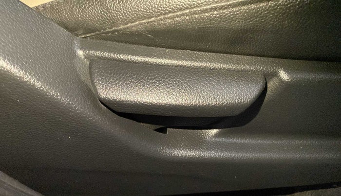 2016 Hyundai Eon MAGNA +, Petrol, Manual, 21,132 km, Driver Side Adjustment Panel