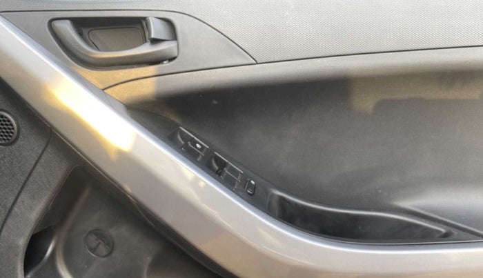 2022 Tata NEXON XM SUNROOF PETROL, Petrol, Manual, 27,869 km, Driver Side Door Panels Control