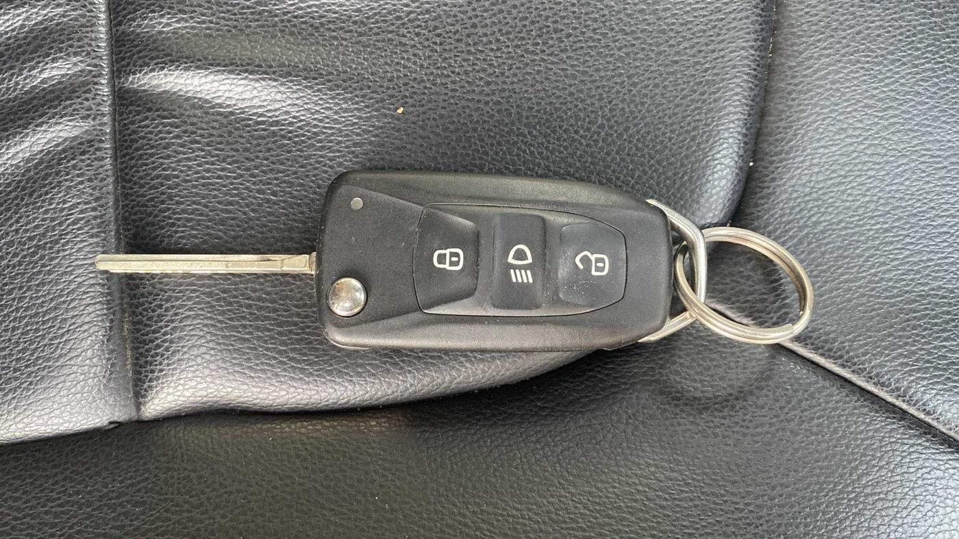 2022 Tata NEXON XM SUNROOF PETROL, Petrol, Manual, 27,869 km, Key Close Up