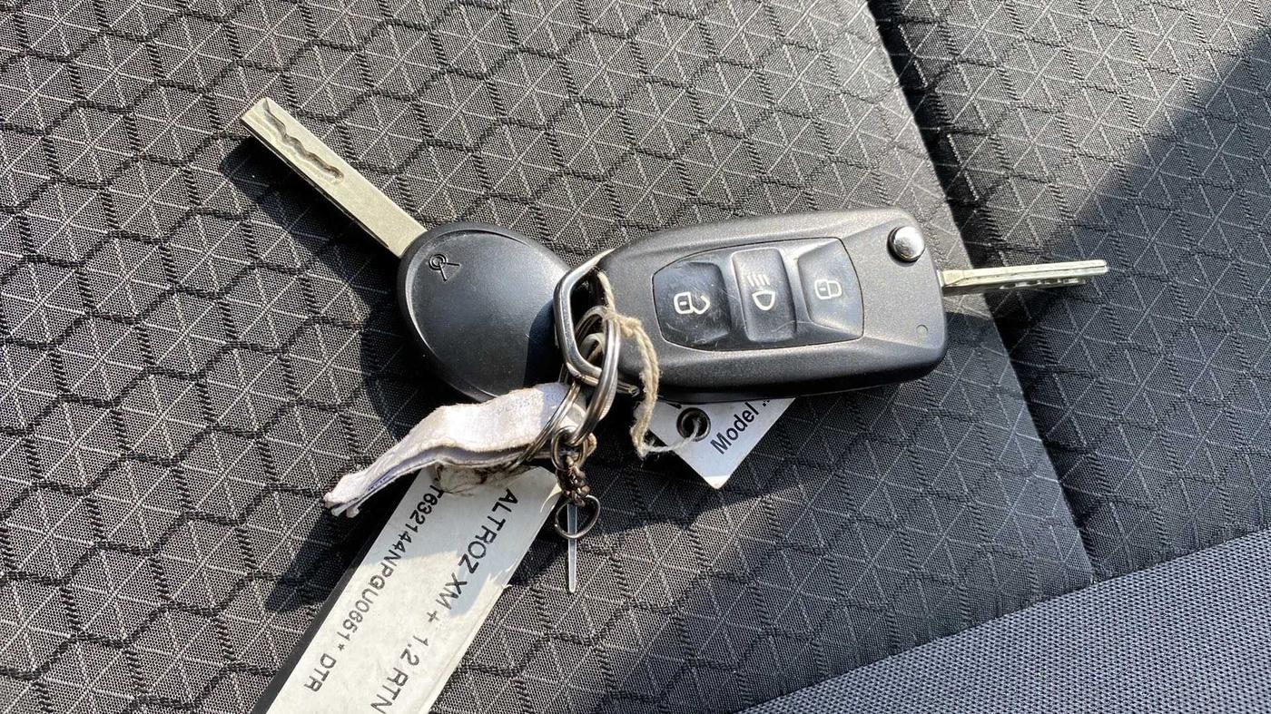2022 Tata ALTROZ XM PLUS PETROL, Petrol, Manual, 16,513 km, Key Close Up