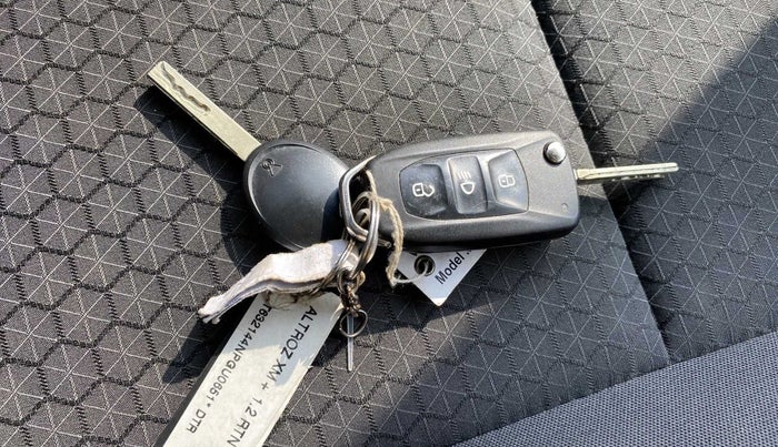 2022 Tata ALTROZ XM PLUS PETROL, Petrol, Manual, 16,513 km, Key Close Up
