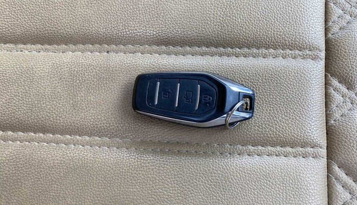 2018 Mahindra XUV500 W9, Diesel, Manual, 95,277 km, Key Close Up