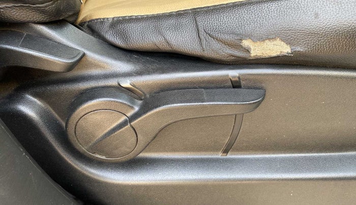 2018 Mahindra XUV500 W9, Diesel, Manual, 95,277 km, Driver Side Adjustment Panel