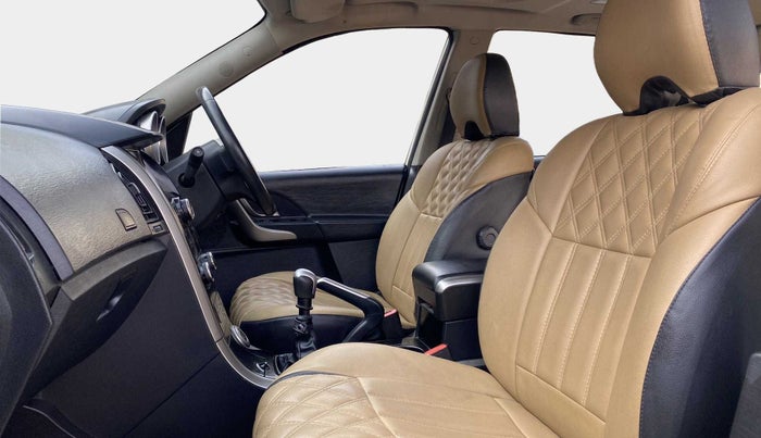 2018 Mahindra XUV500 W9, Diesel, Manual, 95,277 km, Right Side Front Door Cabin