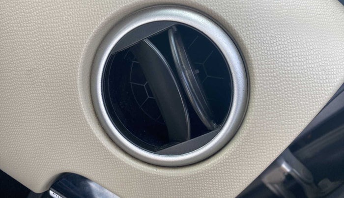 2018 Maruti Wagon R 1.0 VXI AMT, Petrol, Automatic, 40,222 km, AC Unit - Front vent has minor damage