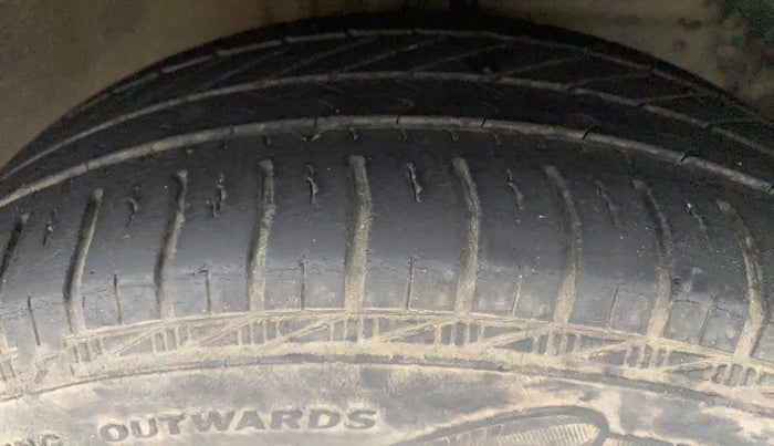 2012 Toyota Etios G, Petrol, Manual, 1,22,817 km, Right Front Tyre Tread