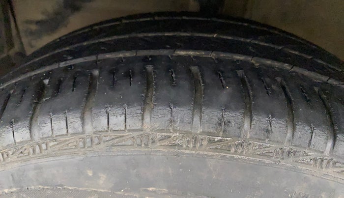 2012 Toyota Etios G, Petrol, Manual, 1,22,817 km, Left Front Tyre Tread