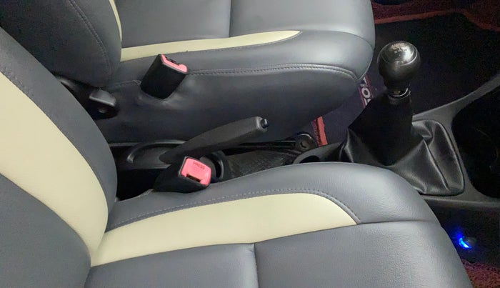 2012 Toyota Etios G, Petrol, Manual, 1,22,817 km, Gear lever - Boot cover slightly torn