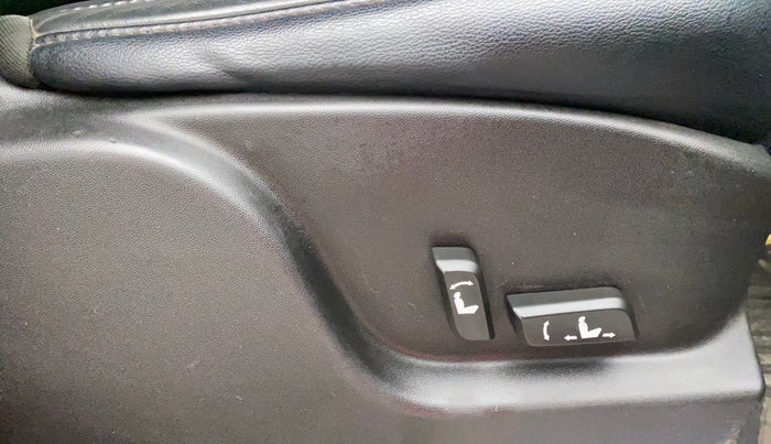 2017 Mahindra XUV500 W10 1.99, Diesel, Manual, 96,874 km, Driver Side Adjustment Panel