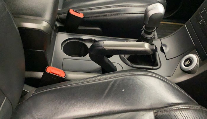 2017 Mahindra XUV500 W10 1.99, Diesel, Manual, 96,874 km, Gear lever - Hand brake lever cover torn