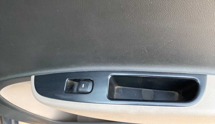 2019 Hyundai Grand i10 SPORTZ AT 1.2 KAPPA VTVT, Petrol, Automatic, 28,928 km, Right rear window switch / handle - Switch/handle not functional