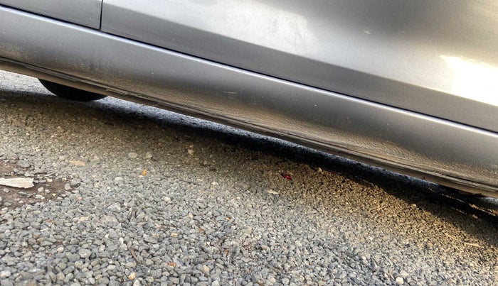 2014 Maruti Swift Dzire VXI, CNG, Manual, 78,803 km, Right running board - Slightly dented