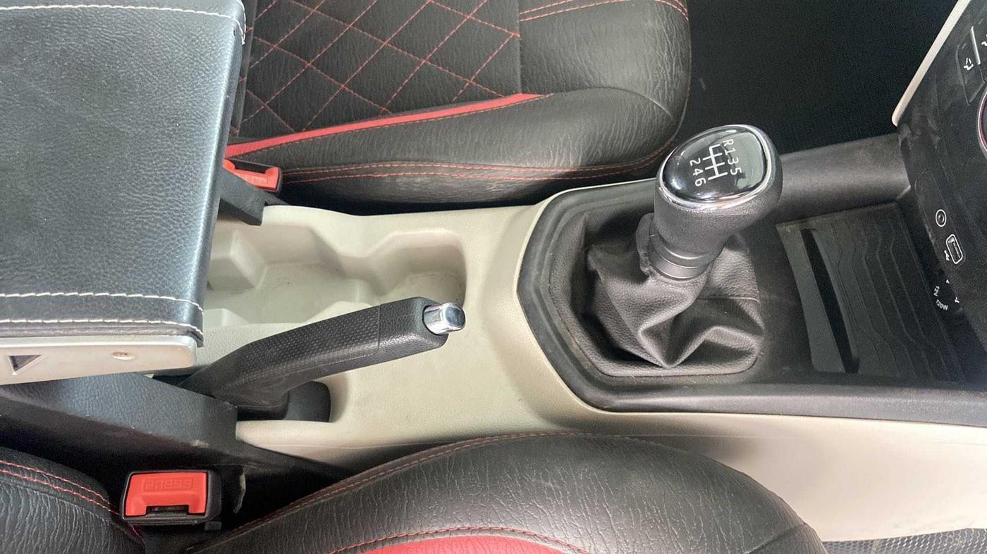 2022 Mahindra XUV300 W6 1.2 PETROL, Petrol, Manual, 18,538 km, Gear Lever