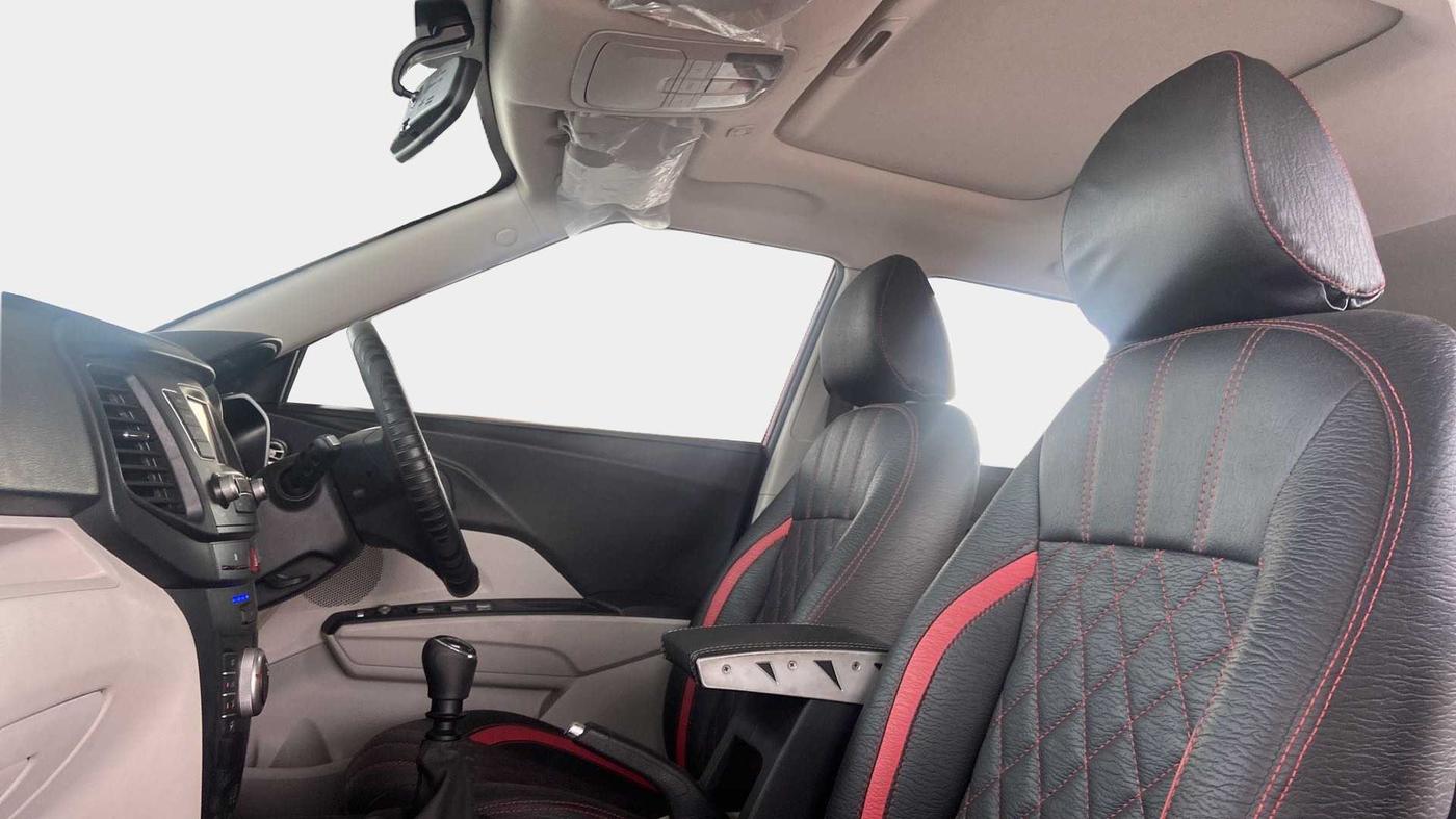 2022 Mahindra XUV300 W6 1.2 PETROL, Petrol, Manual, 18,538 km, Right Side Front Door Cabin