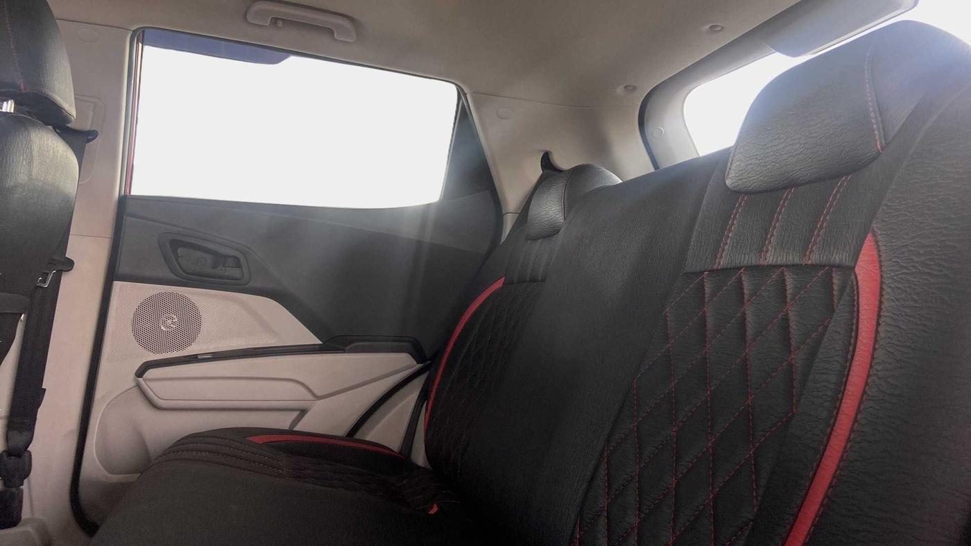 2022 Mahindra XUV300 W6 1.2 PETROL, Petrol, Manual, 18,538 km, Right Side Rear Door Cabin