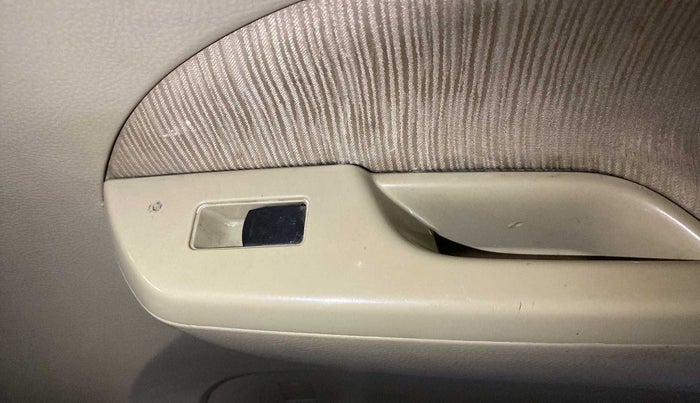 2013 Maruti Ertiga VDI, Diesel, Manual, 1,15,919 km, Right rear window switch / handle - Switch/handle not functional
