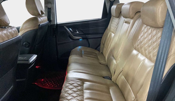 2020 Mahindra XUV500 W11(O), Diesel, Manual, 49,055 km, Right Side Rear Door Cabin