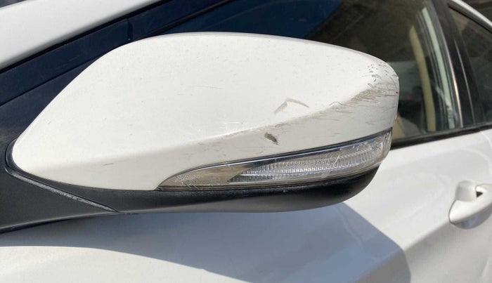 2017 Hyundai Verna 1.4 EX PETROL, CNG, Manual, 40,220 km, Left rear-view mirror - Indicator light has minor damage