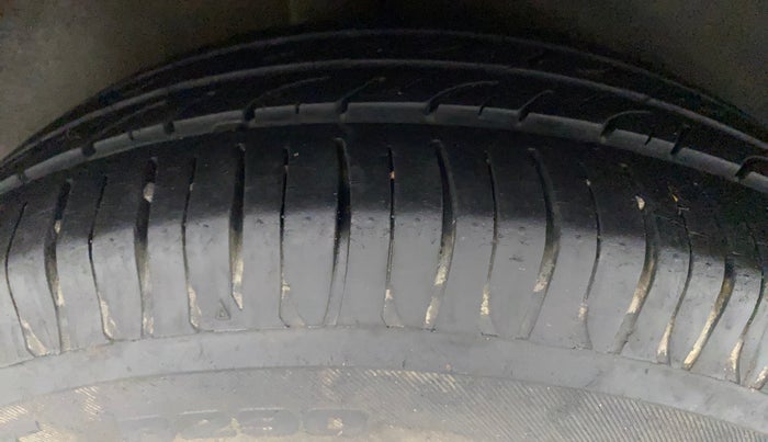 2010 Maruti Swift Dzire ZXI, Petrol, Manual, 49,739 km, Right Rear Tyre Tread