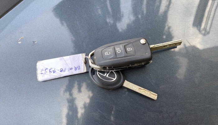 2021 Tata ALTROZ XE PETROL, Petrol, Manual, 6,270 km, Key Close Up