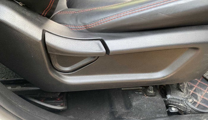 2021 KIA SONET HTE 1.5, Diesel, Manual, 26,505 km, Driver Side Adjustment Panel