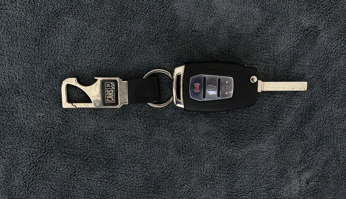 2021 Mahindra XUV300 W8 (O) 1.2 PETROL, Petrol, Manual, 22,402 km, Key Close Up