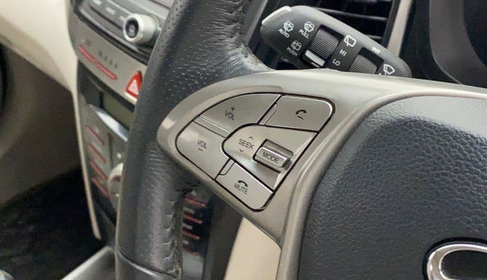 2021 Mahindra XUV300 W8 (O) 1.2 PETROL, Petrol, Manual, 22,402 km, Steering wheel - Sound system control not functional