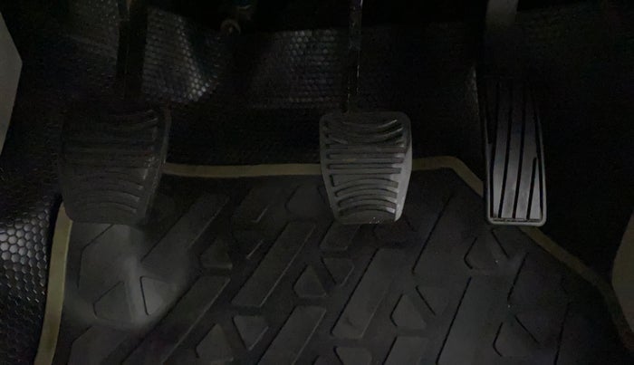 2021 Mahindra XUV300 W8 (O) 1.2 PETROL, Petrol, Manual, 22,402 km, Pedals