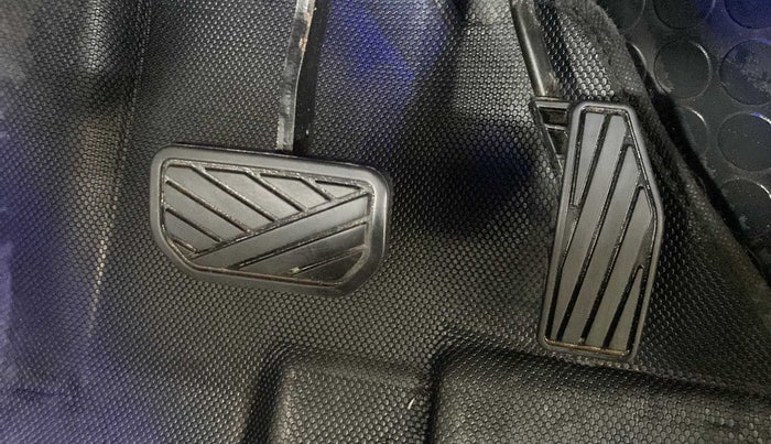 2019 Maruti XL6 ALPHA AT, Petrol, Automatic, 99,804 km, Pedals