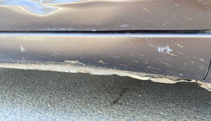 2015 Maruti Ciaz VXI+, Petrol, Manual, 99,741 km, Right running board - Minor scratches