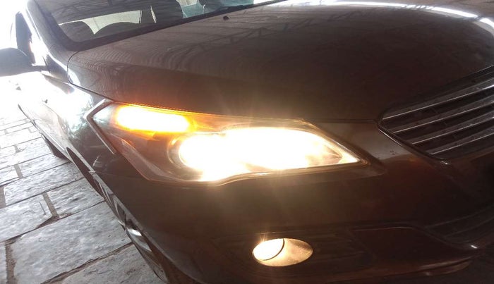 2015 Maruti Ciaz VXI+, Petrol, Manual, 99,741 km, Right headlight - Clamp has minor damage