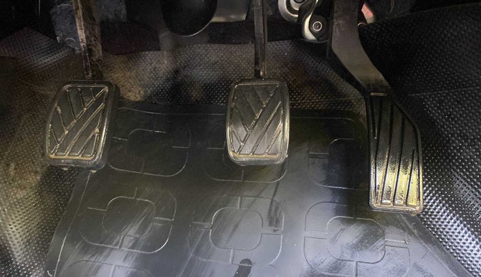 2014 Maruti Swift VXI, Petrol, Manual, 14,204 km, Pedals