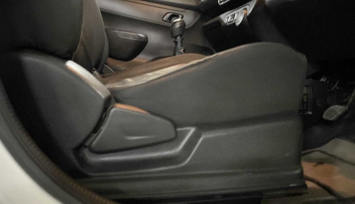 2018 Renault Kwid RXT 1.0, Petrol, Manual, 29,362 km, Driver Side Adjustment Panel