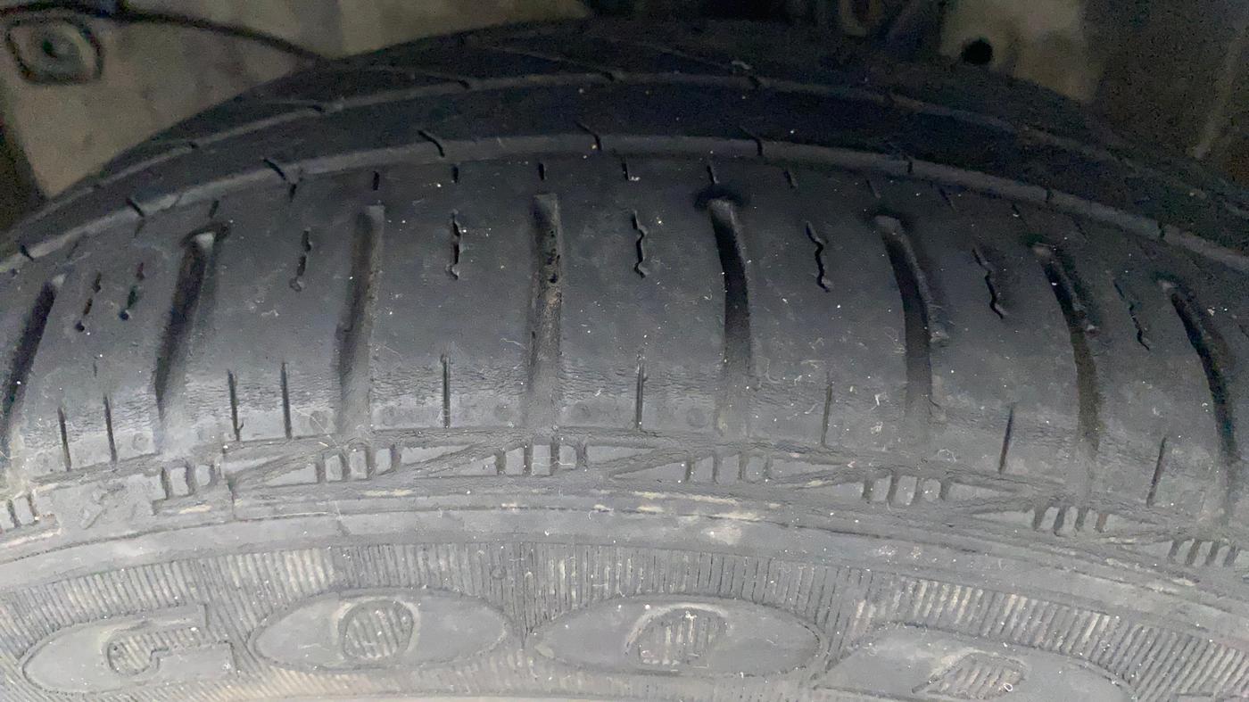 2017 Honda Amaze 1.5L I-DTEC E, Diesel, Manual, 1,20,201 km, Left Front Tyre Tread