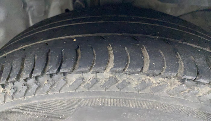 2017 Honda Amaze 1.5L I-DTEC E, Diesel, Manual, 1,20,201 km, Right Front Tyre Tread