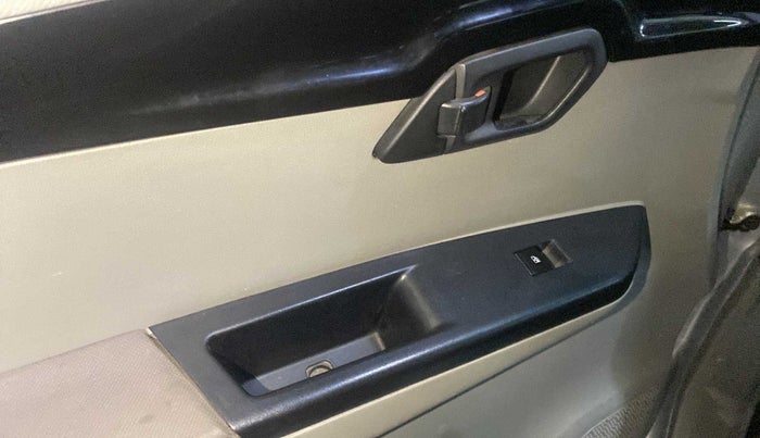 2017 Mahindra Kuv100 K6 PLUS D 6 STR, Diesel, Manual, 39,312 km, Left front window switch / handle - Switch/handle not functional