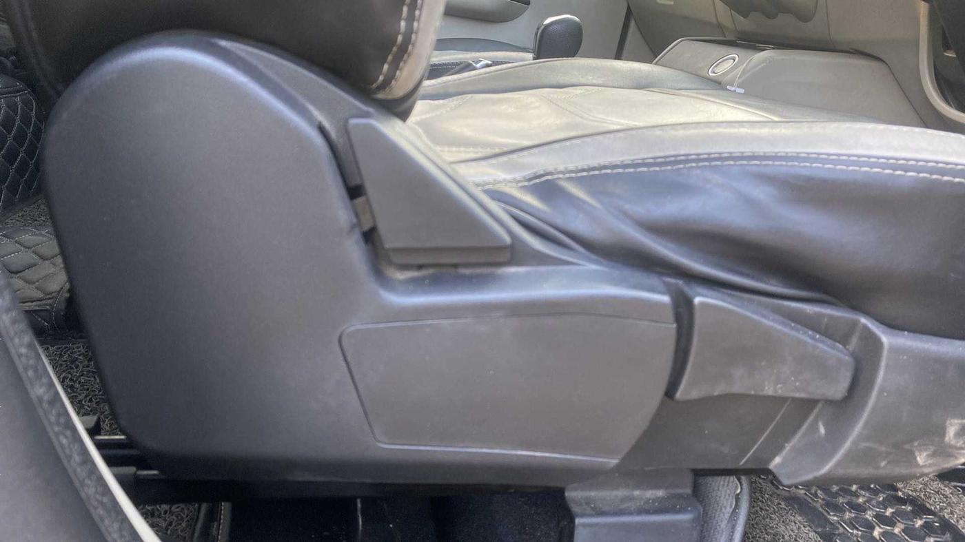 2021 Renault TRIBER RXZ AMT DUAL TONE, CNG, Automatic, 51,427 km, Driver Side Adjustment Panel