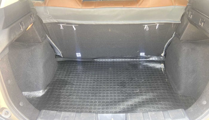 2020 Tata NEXON XM PETROL, Petrol, Manual, 18,387 km, Dicky (Boot door) - Parcel tray missing
