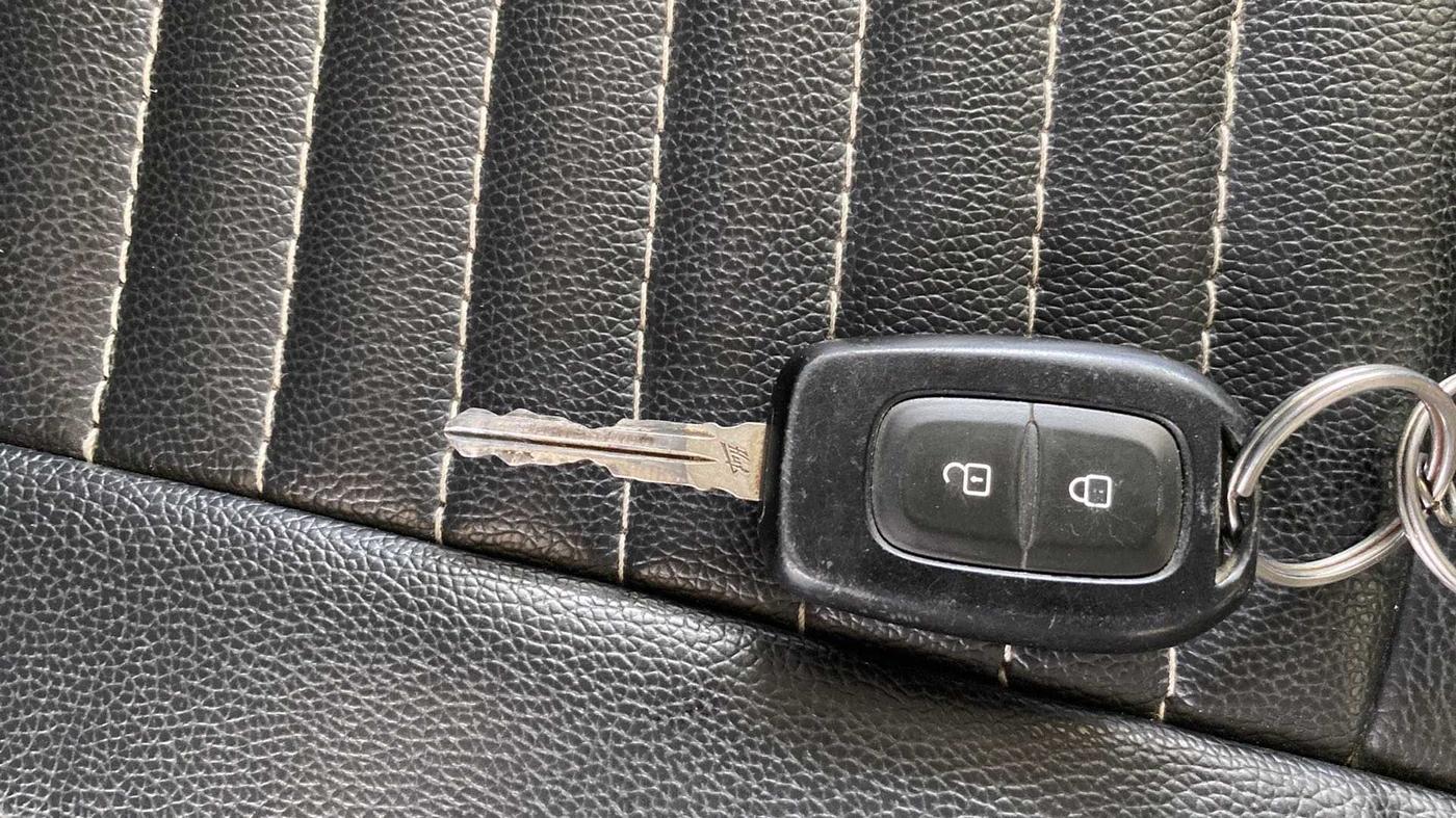2019 Renault TRIBER RXL MT, Petrol, Manual, 32,985 km, Key Close Up