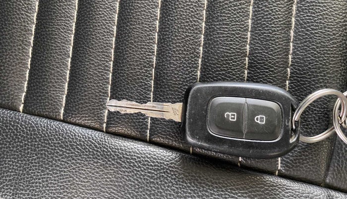 2019 Renault TRIBER RXL MT, Petrol, Manual, 32,985 km, Key Close Up