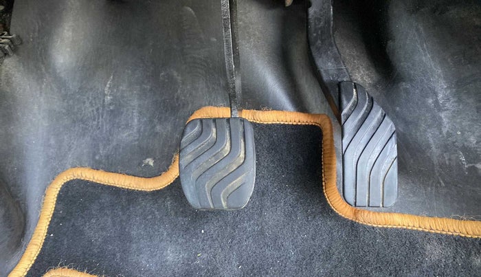 2016 Renault Kwid RXT 1.0 AMT (O), Petrol, Automatic, 60,202 km, Pedals