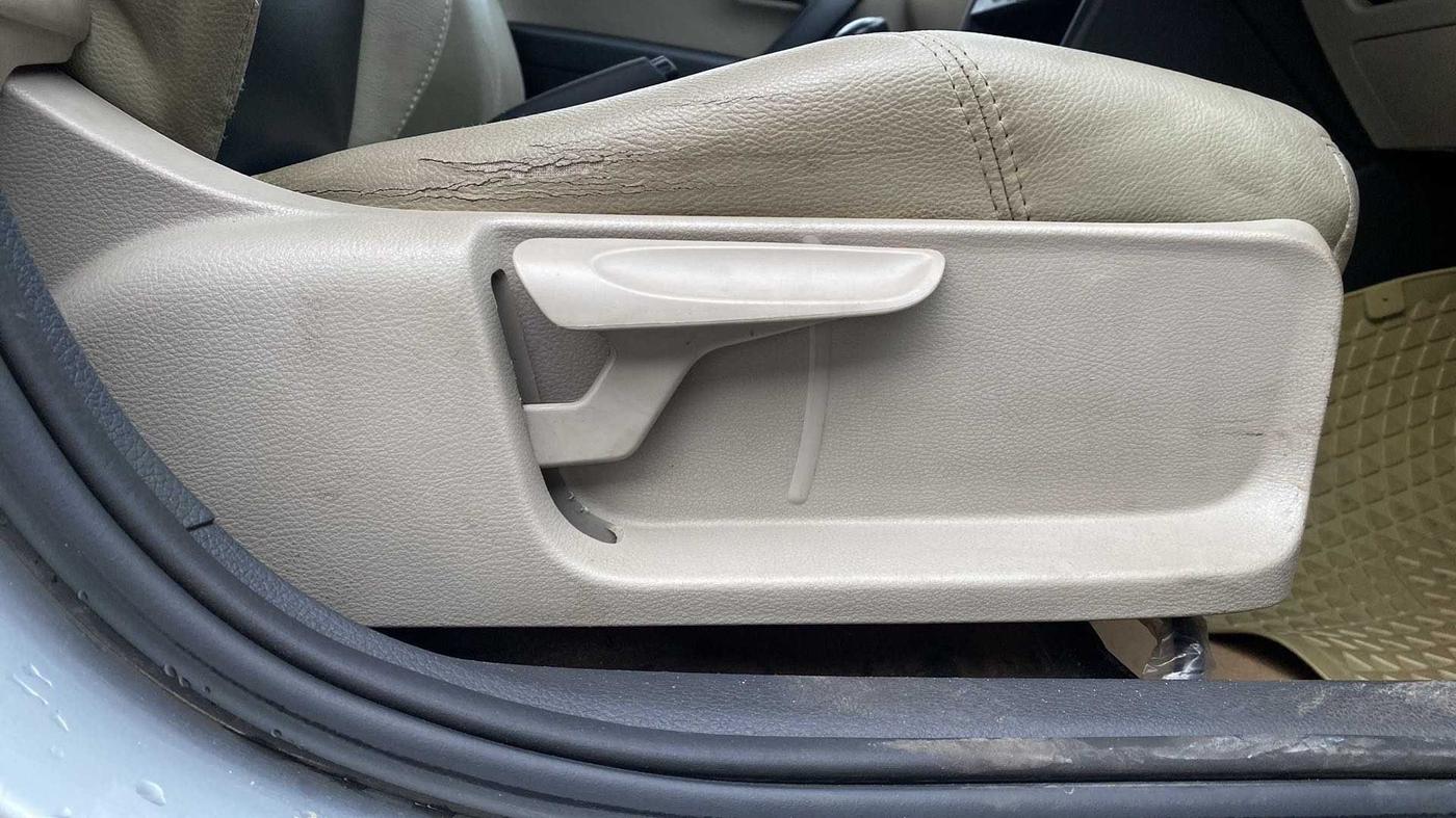 2010 Volkswagen Polo COMFORTLINE 1.2L, Diesel, Manual, 56,930 km, Driver Side Adjustment Panel