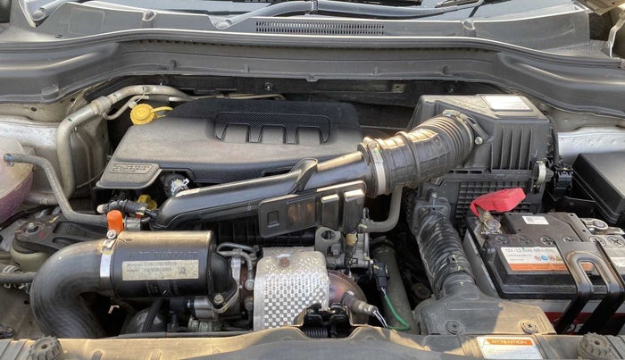 2020 Mahindra XUV300 W8 1.2 PETROL, Petrol, Manual, 72,589 km, Open Bonet
