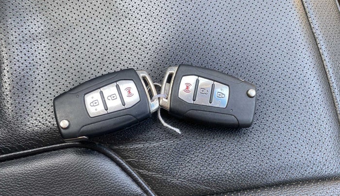 2020 Mahindra XUV300 W8 1.2 PETROL, Petrol, Manual, 72,589 km, Key Close Up