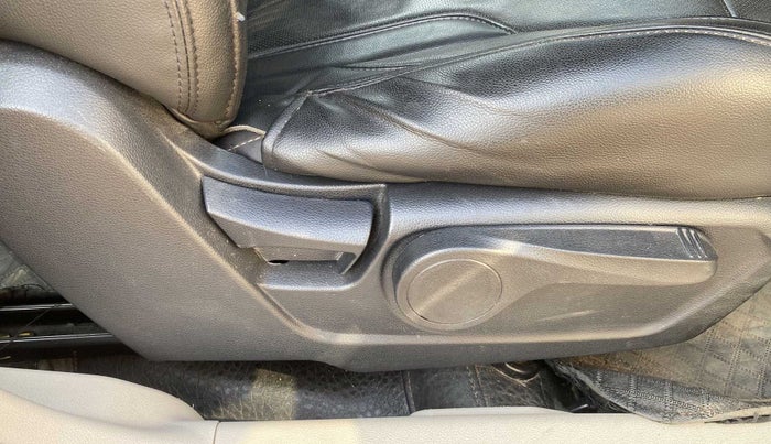 2020 Mahindra XUV300 W8 1.2 PETROL, Petrol, Manual, 72,589 km, Driver Side Adjustment Panel