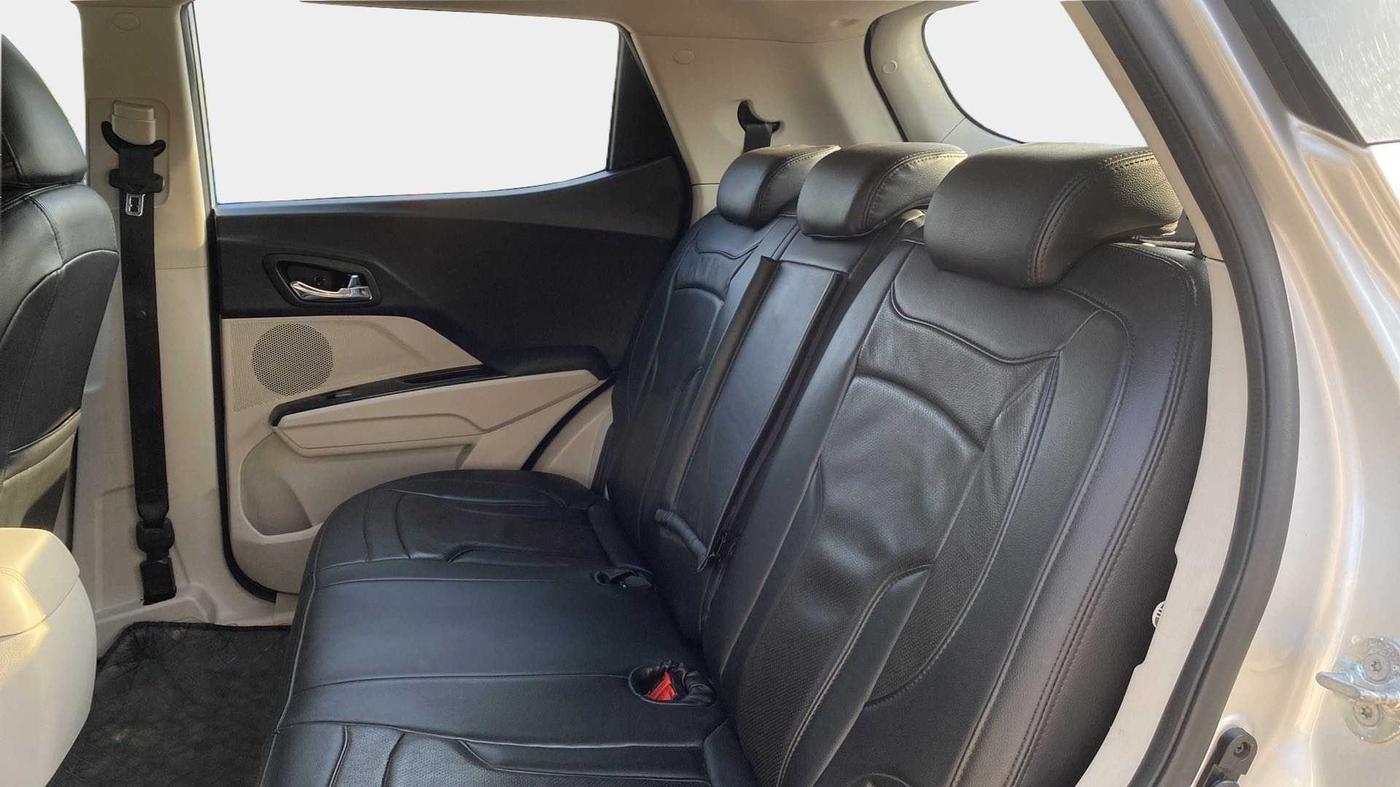 2020 Mahindra XUV300 W8 1.2 PETROL, Petrol, Manual, 72,589 km, Right Side Rear Door Cabin