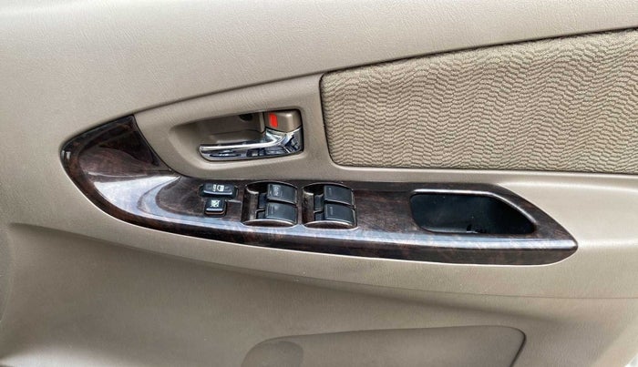 2015 Toyota Innova 2.5 VX 8 STR, Diesel, Manual, 55,842 km, Driver Side Door Panels Control